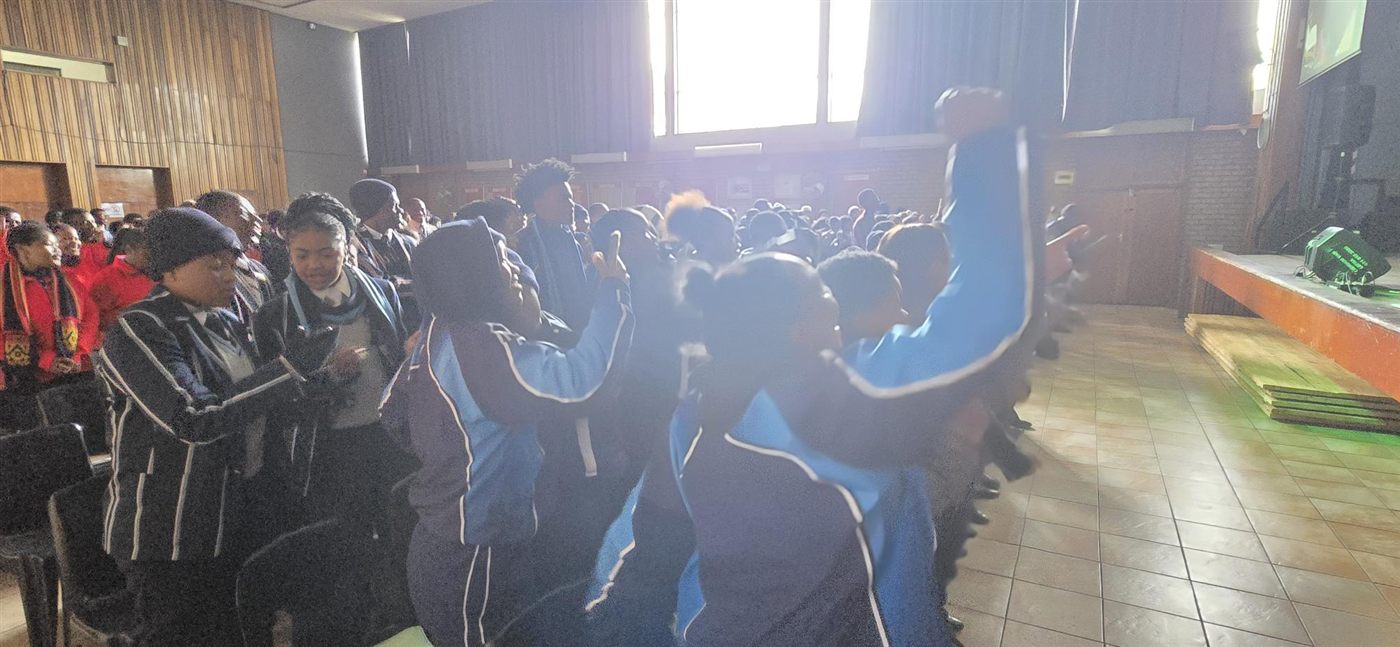 Leerders wat in die skoolsaal saamdans
