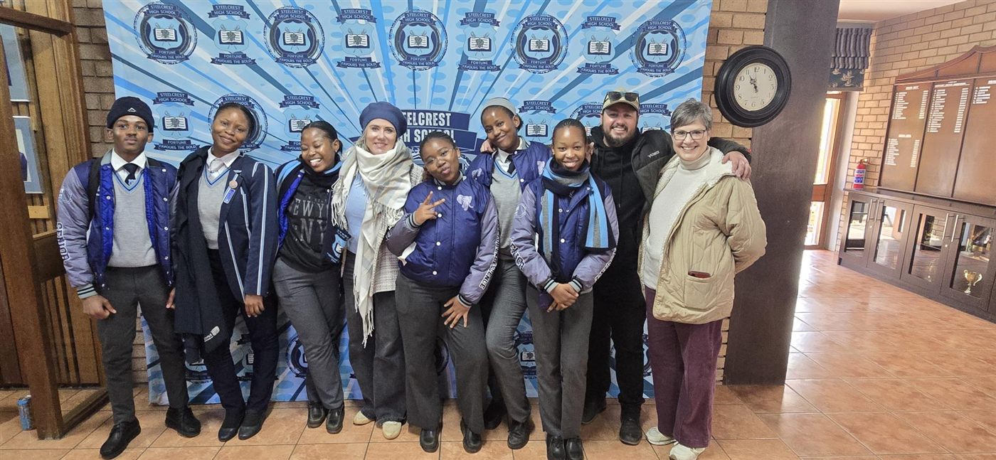 Phillru saam met leerders en onderwysers by Steelcrest Hoërskool